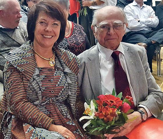Der Jubilar und ehemalige Stadtschulrat Gerson Peck mit der Landtagsabgeordneten Diana Stachowitz beim Empfang in Feldmoching-Hasenbergl.	Foto: Diana Stachowitz