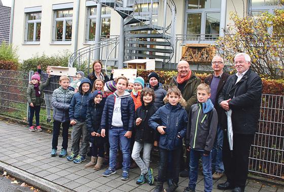 Über das große Engagement der Feldkirchner Grundschüler für den Naturschutz freute sich auch Bürgermeister Werner van der Weck (rechts).	Foto: Gemeinde Feldkirchen