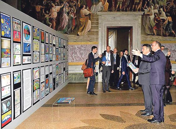 Außenminister Alfano zeigt die Ausstellung Außenminister Sigmar Gabriel (Lucca G7, 2017).	Foto: oh