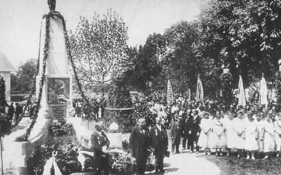 Das Kriegerdenkmal in Unterhaching stammt aus dem Jahr 1925. Nach seiner Sanierung wird es am Volkstrauertag, 19. November, wieder eingeweiht.	Foto: VA