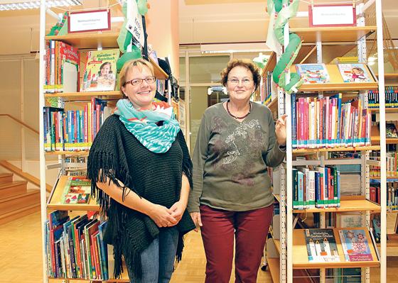 Die Gemeindebücherei Aschheim wird 40 Jahre alt. Darüber freuen sich Leiterin Carmen Kappeler-König (links) und Annelie Rotter, die seit 36 Jahren ehrenamtlich mithilft.	Foto: bs
