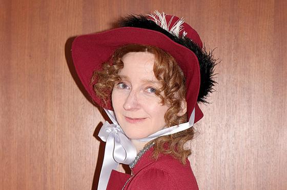 Autorin Anna M. Thane in einem Kostüm aus der englischen Regency-Zeit. 	Foto: privat