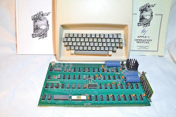 Der Apple-1-Rechner, eine Tastatur, das Zertifikat und eine Bedienungsanleitung.	Foto: Deutsches Museum
