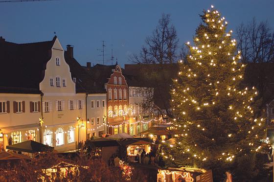 Auf dem Ebersberger Marienplatz wird es an diesem Wochenende bereits weihnachtlich. Die anderen Gemeinden folgen ab dem ersten Adventswochenende. 	Foto: Manfred Ruopp
