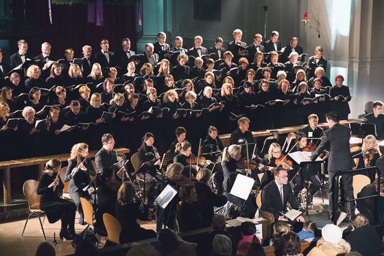 Über 100 Mitwirkende stehen auf der Bühne beim großen Händel-Konzert in St. Joseph.	Foto: VA