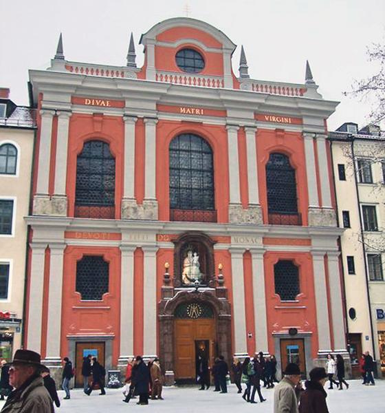 Veranstaltungsort ist die Bürgersaalkirche in der Münchner Fußgängerzone. F.: Richard Hoare, CC BY-SA 2.0
