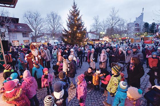 Auf dem Taufkirchner Rathausplatz findet am Wochenende der Christkindlmarkt statt.	Foto: VA