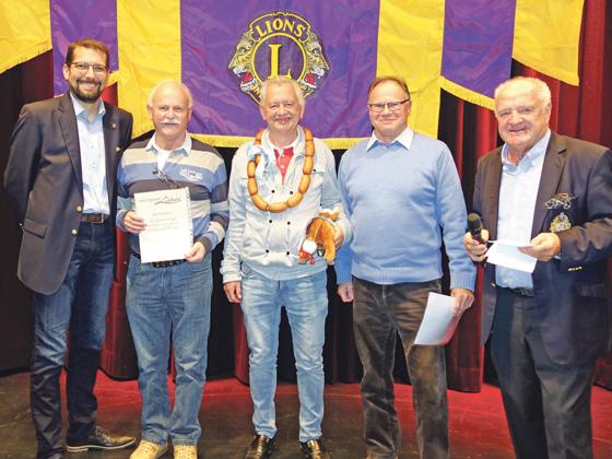 Von links: Harald Leonpacher (Präsident Lions Club), Heinz Tschernoster, Erhard Seidl, Paul Daffner und Alois Knürr  (Lions Club).	Foto: Guido Breuer