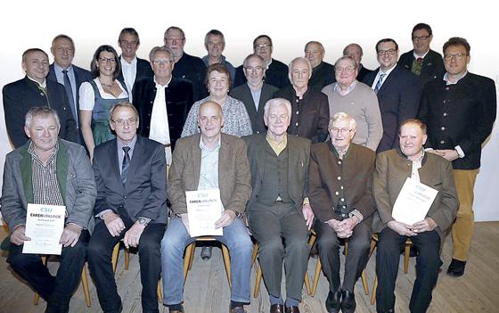 Gruppenfoto mit Urkunden: Die Holzland-CSU feierte die Gründung ihres Ortsverbands vor 40 Jahren und den ebenso langen währenden Einsatz ihrer Mitglieder.	Foto: VA