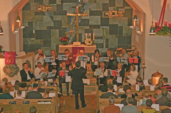 Gemeinsames Singen im Advent mit dem Posaunenchor  Trudering in der Friedenskirche Trudering. 	Foto: VA