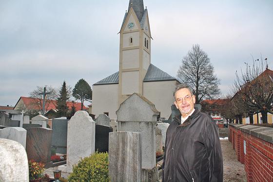 Der Autor Volker Laturell vor der Feldmochinger Kirche St. Peter und Paul.	Foto: js