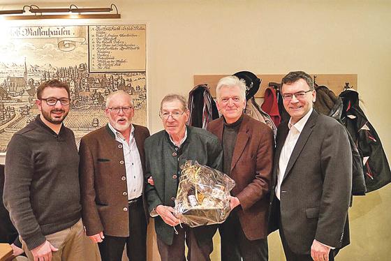 Simon Schindlmayr mit Gerhard Michels, Ehrenmitglied Rudolf Singer, Hans Mayer, und Dr. Florian Herrmann (v. li.).	Foto: Roman Petersen
