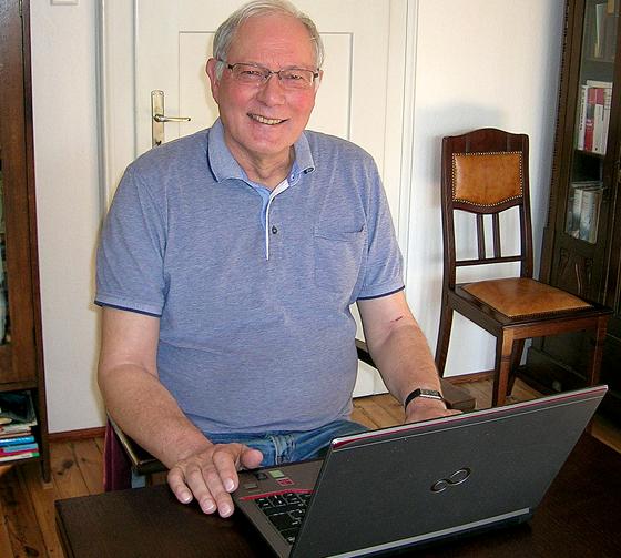 Computer-Spezialist Michael Steinacker bringt die gespendeten Laptops auf Vordermann. 		Foto: privat
