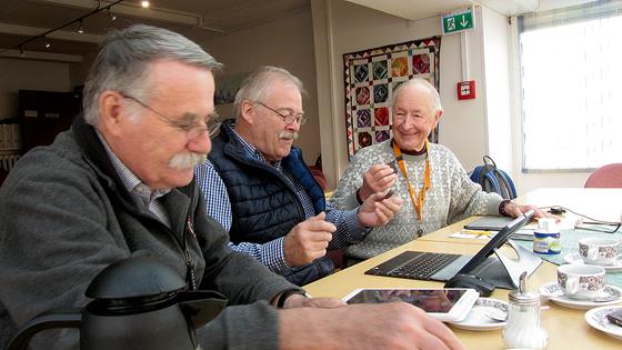 Max Kurschat (l.), Olaf Zapf (Mitte) und Professor Dietrich Schwägerl tauschten sich beim ersten Internetcafé über ihre Erfahrungen aus.	Foto: HdS