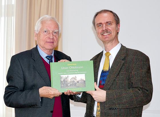 Stolz präsentieren Professor Jan Murken (l.) und  Roland Haase das Buch.	Foto: MO