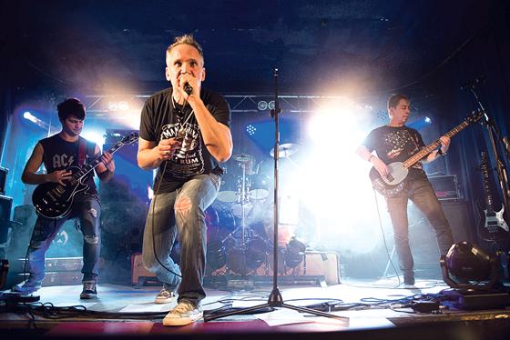 Die Grafinger Band »Screaming Nightmare« sorgte für eine unvergessliche Rocknacht in Emmering. 	Foto: Bestehorn