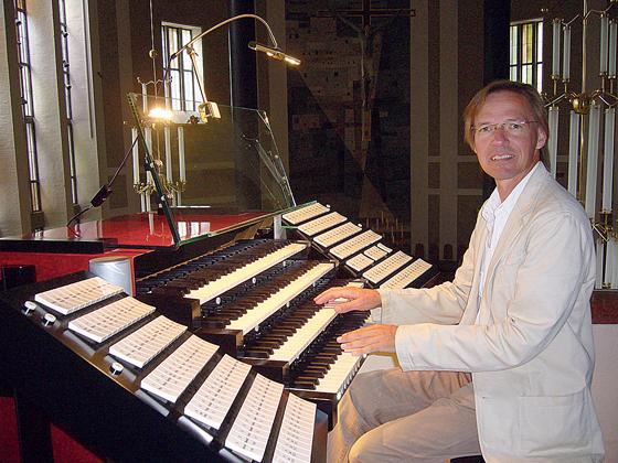 Armin Becker spielt auf der Orgel der Matthäuskirche weniger bekannte Weihnachtsmusik.	Foto: VA