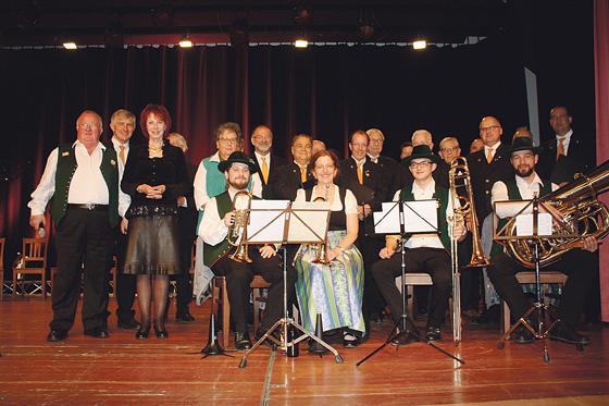 Mit Musikgruppen aus Deisenhofen wurde der Nachmittag feierlich gestaltet.	Foto: VA