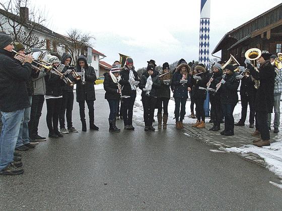 Von 8 bis 18.30 Uhr ziehen die Blasmusikanten musikalisch von Ort zu Ort.	Foto: Steinhöringer Blasmusik