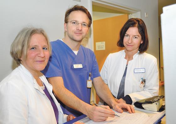 Haben Blutzucker genau im Blick: v. li.: Dr. Ulrike Schopf, Dr. Daniel Plecity und  Dr. Agnes Mittermeier. 	Foto: Sybille Föll