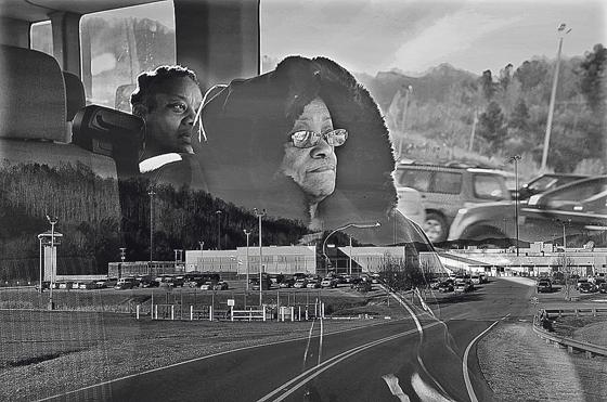 Louise Goode schaut aus dem Busfenster auf das Red Onion State Prison.	Foto: © Raymond Thompson Jr.