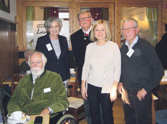 Klaus-Dieter Encz mit  Renate Kinkel-Weber, Harald Brunner, Doris Rauscher und Dr. Erich Kammerl (v. li). 	Foto: G. Seifferth