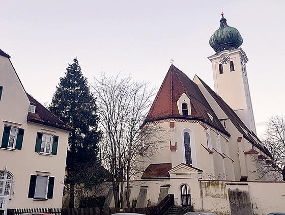 Die Kirche Maria Ramersdorf wird derzeit generalsaniert. Ebenso wie das Pfarrhaus ist sie denkmalgeschützt  und Teil des ensemblegeschützten ehemaligen Dorfkerns.	Foto: bs