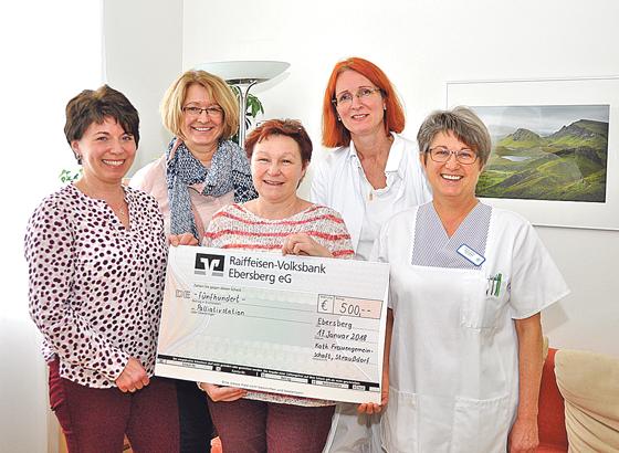 Marika Stadler, Elvira Köll und Aloisia Pöschl von der KFS überreichten Dr. Anna Bresele und Paula Rimpfl eine großzügige Spende (von links). 	Foto: kk/sf	