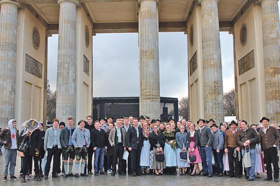 Mitglieder der Blaskapelle Bairer Musi und des Trachtenvereins Bairer Winkler mit Andreas Lenz vor dem Brandenburger Tor.	Foto: Stephan Heine