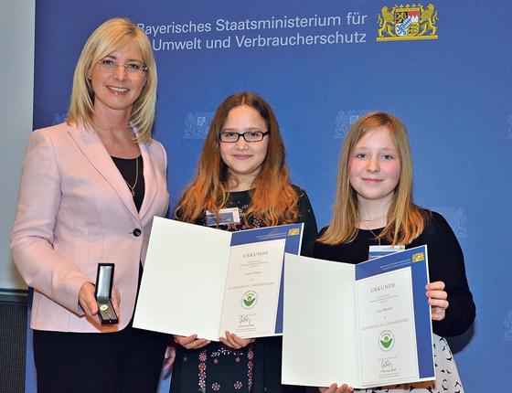 Die bayerische Umweltministerin Ulrike Scharf vergab in diesem Jahr erstmals den »Grünen Junior-Engel« an die beiden Kirchheimer Schülerinnen Lena und Ceren.	Foto:  Stmuv