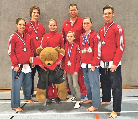Das Taekwondo-Team des TSV Neubiberg wurde für die vielen Trainingsmühen mit Medaillen belohnt.	Foto: Privat