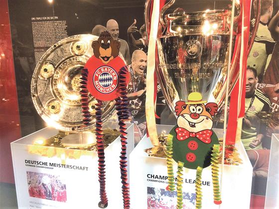 Die Kinder können lustige Dekorationen für Fasching basteln. Foto: FC Bayern Erlebniswelt