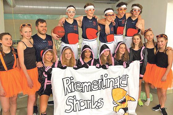 Die Haie-Mannschaften bei der Siegerehrung der DMS-J in Wuppertal. Lob gab es nicht nur vom Trainer.	Foto: VA