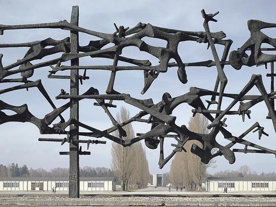 Internationales Mahnmal mit Barackenstraße in der KZ Gedenkstätte Dachau.	Foto: KZ Gedenkstätte Dachau
