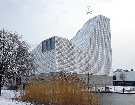 Die neue Poinger Pfarrkirche trägt ihrer Form den Spitznamen »Sprungschanze«. In den  nächsten Wochen sollen die letzten Arbeiten im Innenraum abgeschlossen sein. 	Foto: Stefan Dohl