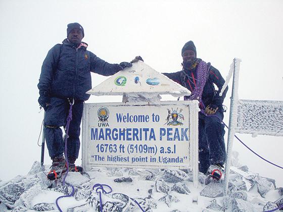 Bergsteiger auf dem 5.109 m hohe Gipfel des Margherita Peak im Ruwenzori-Gebirge.	Foto: DAV