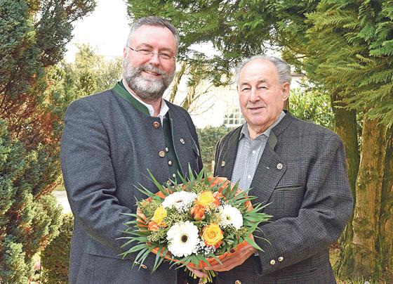 Gratulation zum Geburtstag: Ismanings Bürgermeister Dr. Alexander Greulich gratuliert dem Jubilar.	Foto: Gemeinde