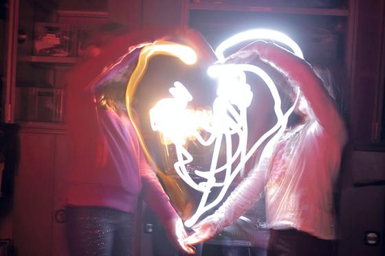 Einer der Programm-Höhepunkte bei »Girls vernetzt«: Lightpainting, das Malen mit Licht, ist bei den Mädchen besonders beliebt.	Foto: KJR