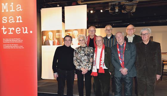 Bei der Eröffnung hatten sich die langjährigen Mitglieder  darunter Schauspieler Elmar Wepper  viel zu erzählen.	Fotos: FCB Erlebniswelt