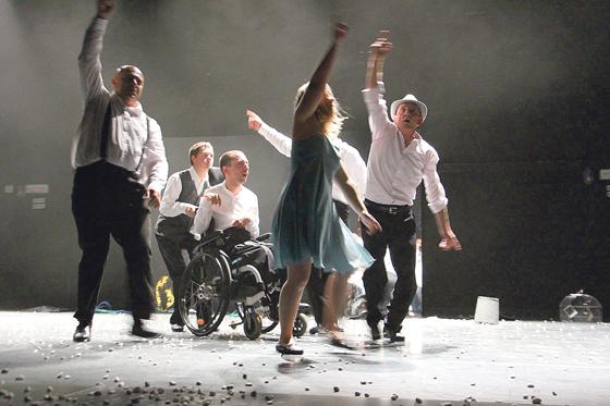 Das Teatro La Ribalta aus Bozen zeigt am 19. März, »Personaggi«, ein Tanztheater frei nach Luigi Pirandellos »Sechs Personen suchen einen Autor«. 	Foto: Erika Raffeiner