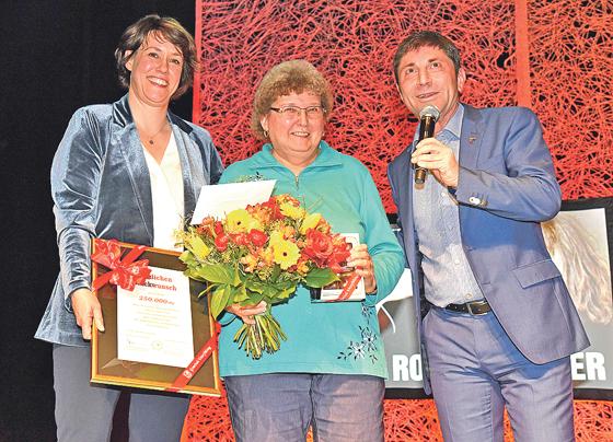 Erster Bürgermeister Andreas Kemmelmeyer und Kulturamtsleiterin Barbara Schulte- Rief gratulierten Frau Schmidt. 	Foto: U. Baumgart