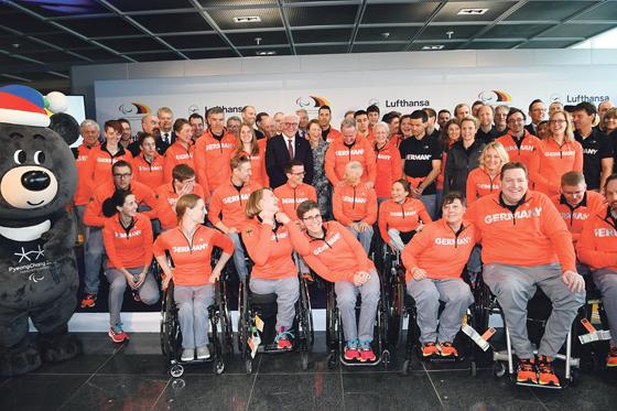Die deutschen Paralympics-Athleten vor dem Abflug mit Bundespräsident Steinmeier.	Foto: Ralf Kuckuck/DBS