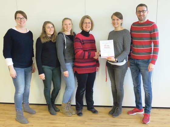 Daniela Wittig und Ihr Team freuen sich über die Urkunde	Foto: Caritas