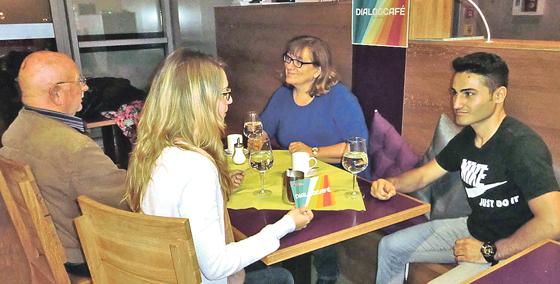 Einheimische und Zugezogene können sich im »Dialogcafé« austauschen. 	Foto: VA