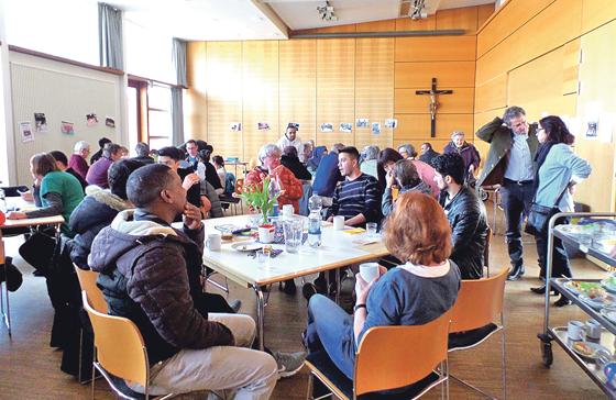 Menschen verschiedener Nationalitäten und Altersklassen konnten sich beim Café austauschen.	Foto: Verein