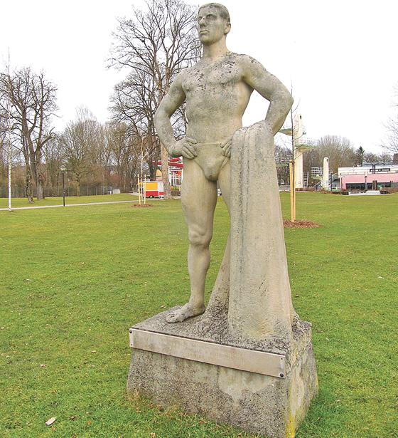 Noch bewacht die Statue des Schwimmers im Unterhachinger Freibad nur die leere Liegewiese, ab Anfang Mai soll 	das Bad sich wieder mit Leben füllen. 	Foto: VA