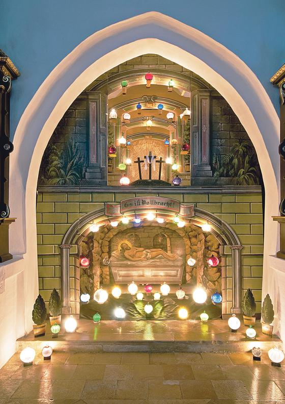 Installation des Heilige Grab Jesu im mystischen Licht in der Kirche St. Andreas.	 	Foto: privat
