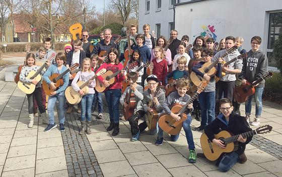 Die Gitarre ist das beliebteste Musikinstrument der Deutschen. Die Gitarrenschüler der KMS Erding sehen das genauso.   	Foto: KMS