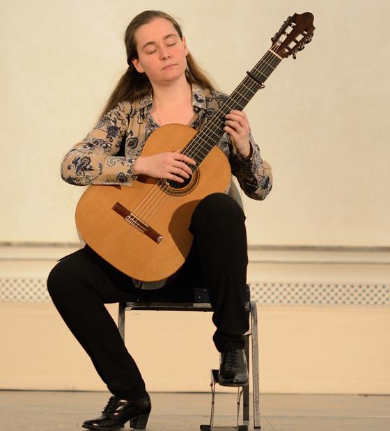 Elena Fomenko begann bereits im Alter von 10 Jahren Gitarre zu spielen. 	Foto: VA