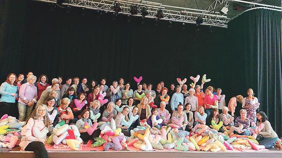 120 Freiwillige nähten im Kulturzentrum Trudering 848 Herzkissen für brustkrebserkrankte Frauen in München.	Foto: privat
